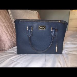 Michael Kors crossbody purse in Navy.